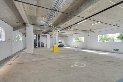 House in Miami, Florida 2 bedrooms, 67.82 sq.m. № 2043203 - photo 12