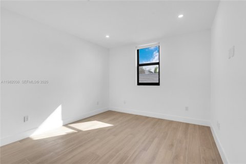 House in Miami, Florida 2 bedrooms, 67.82 sq.m. № 2043203 - photo 7