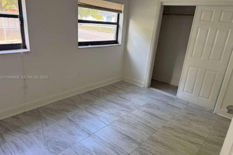 Снять в аренду виллу или дом в Форт-Лодердейл, Флорида 3 спальни, № 2019534 - фото 2