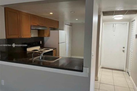 Condo in Miami, Florida, 2 bedrooms  № 2040584 - photo 7