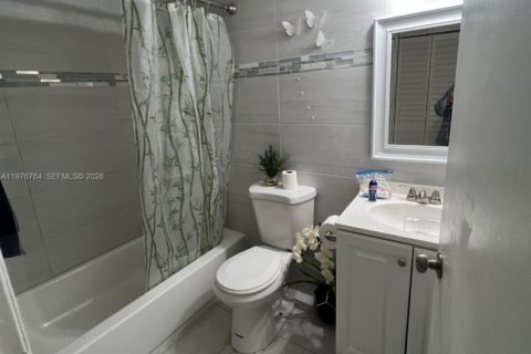 Condo in Miami, Florida, 2 bedrooms  № 2040584 - photo 2