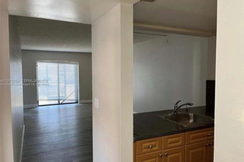 Condo in Miami, Florida, 2 bedrooms  № 2040584 - photo 9