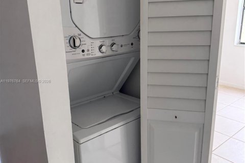 Condo in Miami, Florida, 2 bedrooms  № 2040584 - photo 5