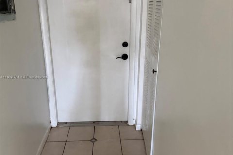 Condo in Miami, Florida, 2 bedrooms  № 2040584 - photo 6