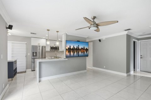 House in Pembroke Pines, Florida 3 bedrooms, 164.99 sq.m. № 2173864 - photo 11