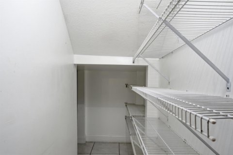 House in Pembroke Pines, Florida 3 bedrooms, 164.99 sq.m. № 2173864 - photo 25