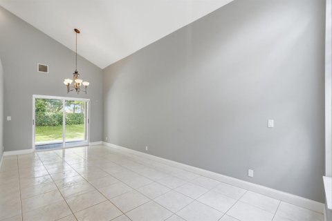 House in Pembroke Pines, Florida 3 bedrooms, 164.99 sq.m. № 2173864 - photo 16