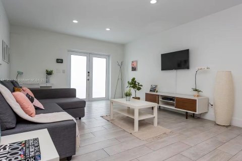 House in Miami, Florida 3 bedrooms, 121.24 sq.m. № 1874274 - photo 4