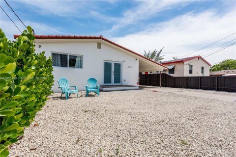 House in Miami, Florida 3 bedrooms, 121.24 sq.m. № 1874274 - photo 1