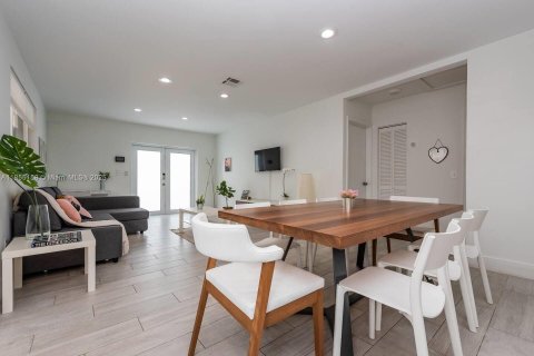 House in Miami, Florida 3 bedrooms, 121.24 sq.m. № 1874274 - photo 7