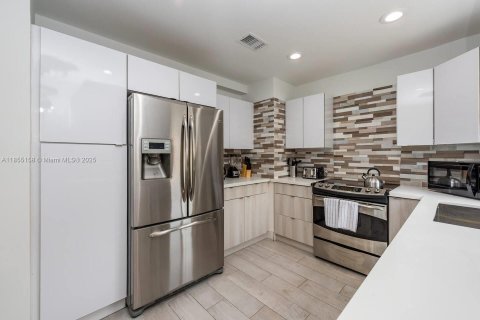 House in Miami, Florida 3 bedrooms, 121.24 sq.m. № 1874274 - photo 10