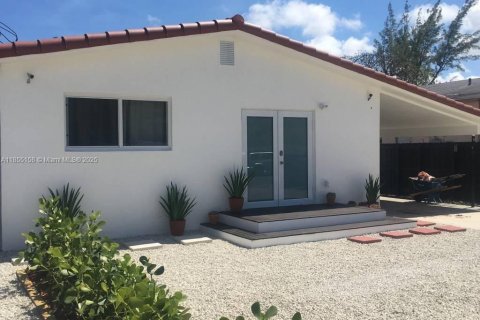 House in Miami, Florida 3 bedrooms, 121.24 sq.m. № 1874274 - photo 2