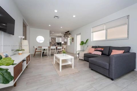 House in Miami, Florida 3 bedrooms, 121.24 sq.m. № 1874274 - photo 5