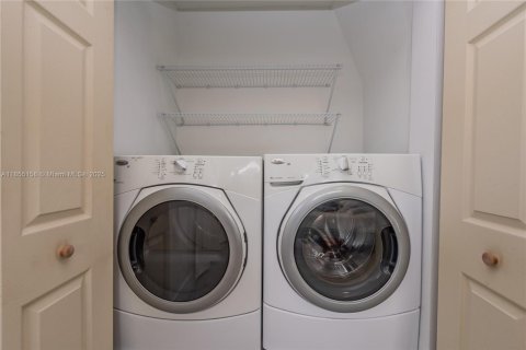 House in Miami, Florida 3 bedrooms, 121.24 sq.m. № 1874274 - photo 16