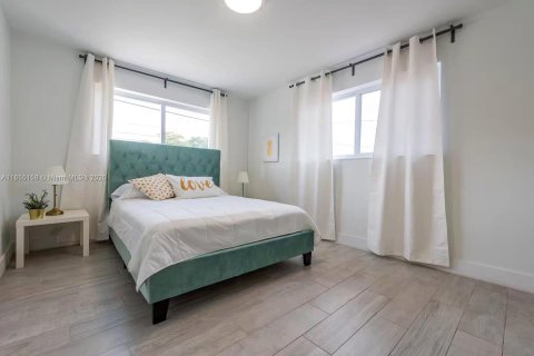 House in Miami, Florida 3 bedrooms, 121.24 sq.m. № 1874274 - photo 12