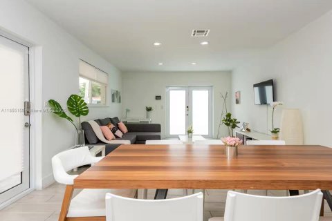 House in Miami, Florida 3 bedrooms, 121.24 sq.m. № 1874274 - photo 6