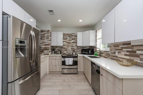 House in Miami, Florida 3 bedrooms, 121.24 sq.m. № 1874274 - photo 9