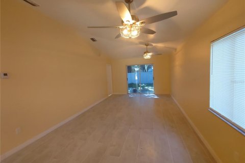 Villa ou maison à louer à Plant City, Floride: 2 chambres, 91.32 m2 № 2404603 - photo 2
