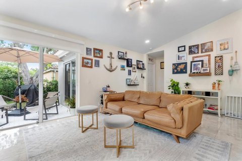 Villa ou maison à louer à Weston, Floride: 3 chambres, 142.42 m2 № 2076341 - photo 15