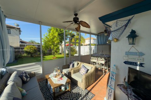 House in Miami, Florida 3 bedrooms, 148.27 sq.m. № 1857388 - photo 17