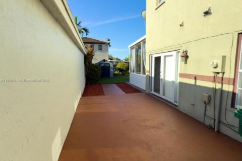 House in Miami, Florida 3 bedrooms, 148.27 sq.m. № 1857388 - photo 20