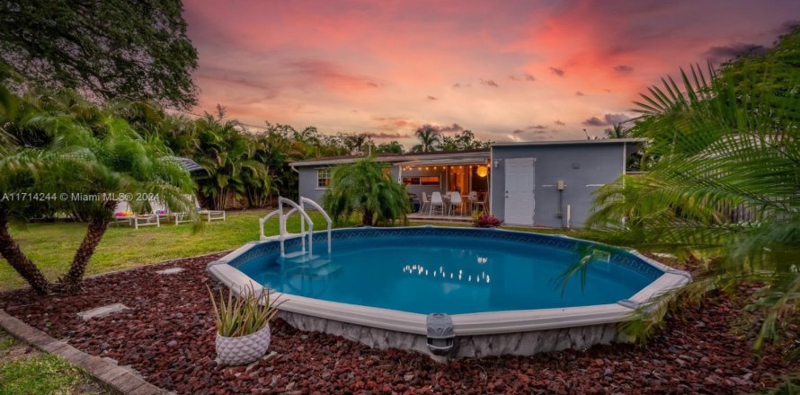 Дом в Холливуд, Флорида 4 спальни, 83.61м2 № 1971198