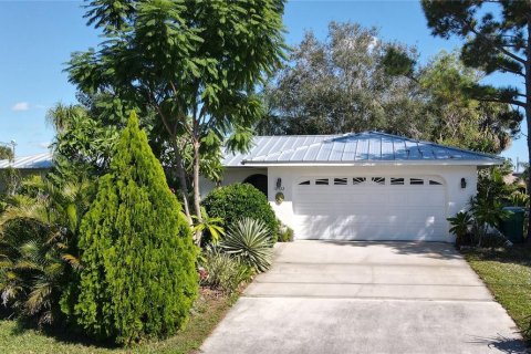 House in Port Charlotte, Florida 3 bedrooms, 170.75 sq.m. № 2108072