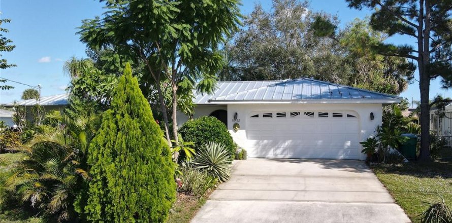 House in Port Charlotte, Florida 3 bedrooms, 170.75 sq.m. № 2108072