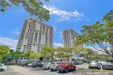 Copropriété à vendre à Aventura, Floride: 2 chambres, 100.06 m2 № 1937885 - photo 1