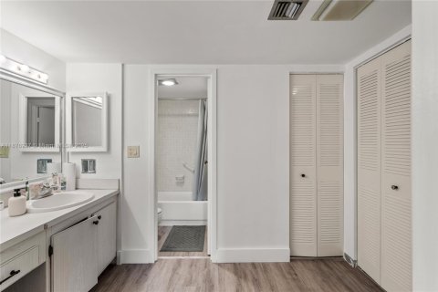 Copropriété à vendre à Sunny Isles Beach, Floride: 2 chambres, 123.65 m2 № 1931576 - photo 17