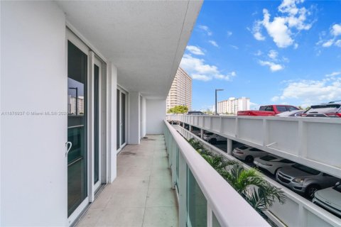 Copropriété à vendre à Sunny Isles Beach, Floride: 2 chambres, 123.65 m2 № 1931576 - photo 23