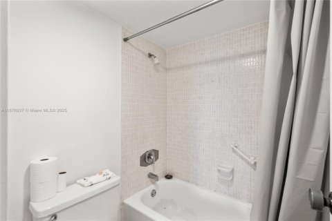 Copropriété à vendre à Sunny Isles Beach, Floride: 2 chambres, 123.65 m2 № 1931576 - photo 16