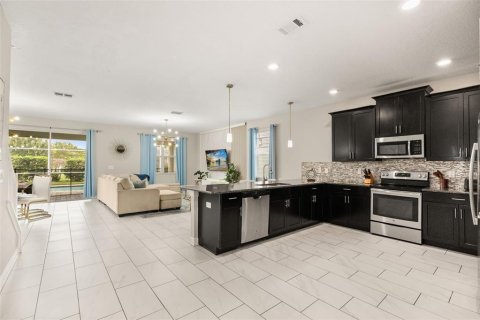 House in Davenport, Florida 9 bedrooms, 363.15 sq.m. № 2394155 - photo 12