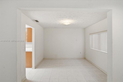 Купить виллу или дом в Хомстед, Флорида 4 спальни, 205.31м2, № 2046532 - фото 12