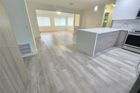 Casa en venta en Margate, Florida, 4 dormitorios, 176.33 m2 № 1990904 - foto 3