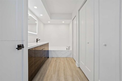 Condominio en venta en Aventura, Florida, 2 dormitorios, 109.72 m2 № 1712792 - foto 14