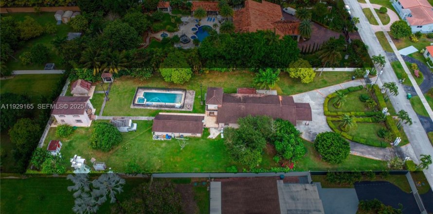 Дом в Майами, Флорида 4 спальни, 270.25м2 № 1990277