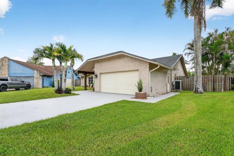 House in Plantation, Florida 3 bedrooms, 200.58 sq.m. № 1923206 - photo 4