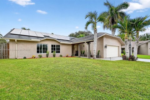 House in Plantation, Florida 3 bedrooms, 200.58 sq.m. № 1923206 - photo 3