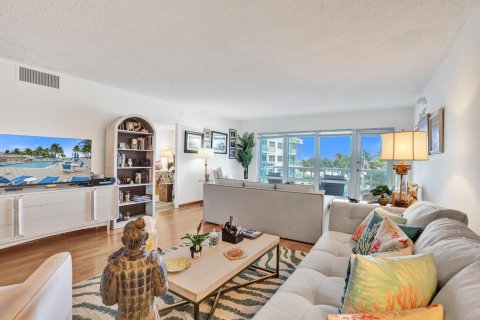 Condominio en Pompano Beach, Florida, 2 dormitorios № 2242572