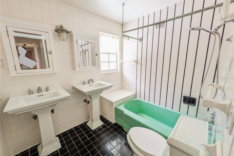 House in Sarasota, Florida 4 bedrooms, 311.59 sq.m. № 2195707 - photo 17