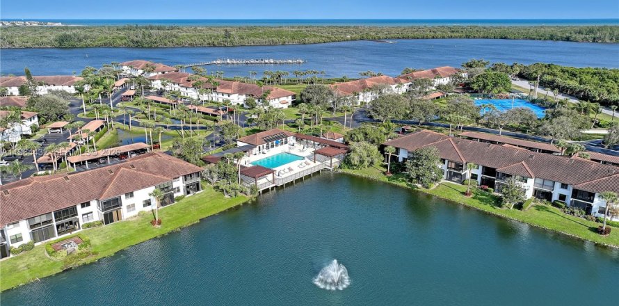 Кондоминиум с 2 спальнями в Стьюарт, Флорида № 2027229