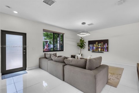 Touwnhouse à vendre à Doral, Floride: 4 chambres, 200.95 m2 № 1948520 - photo 5