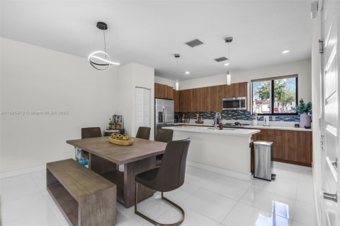 Touwnhouse à vendre à Doral, Floride: 4 chambres, 200.95 m2 № 1948520 - photo 6