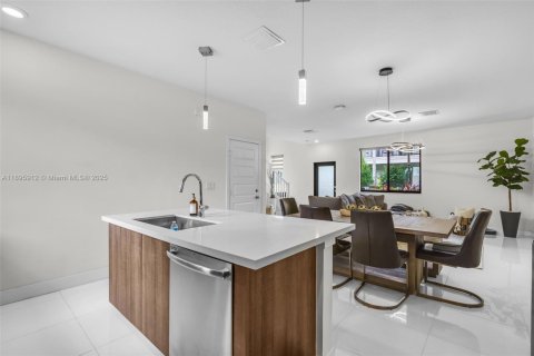 Touwnhouse à vendre à Doral, Floride: 4 chambres, 200.95 m2 № 1948520 - photo 10