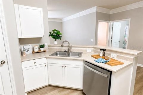 Condo in Orlando, Florida, 2 bedrooms № 2258544 - photo 4