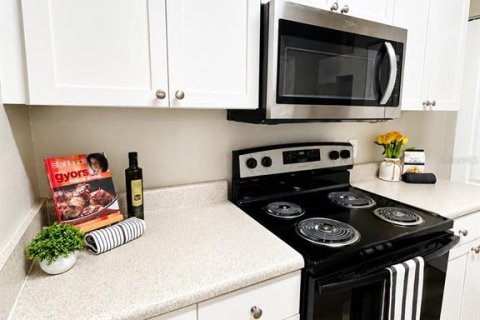 Condo in Orlando, Florida, 2 bedrooms № 2258544 - photo 2