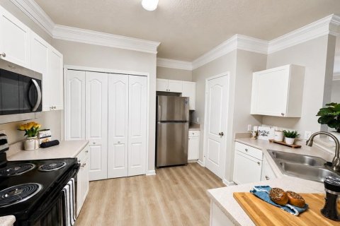 Condo in Orlando, Florida, 2 bedrooms № 2258544 - photo 5