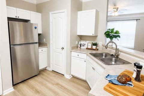 Condo in Orlando, Florida, 2 bedrooms № 2258544 - photo 3