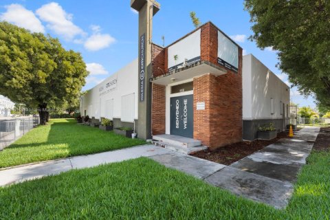 Commercial property in Miami, Florida № 1928629 - photo 21